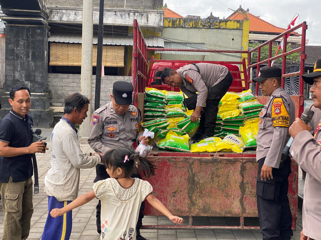 Kepala Keluarga Ikut Andil di Pasar Beras Murah Desa Dalung, untuk Kebutuhan Rumah Tangga